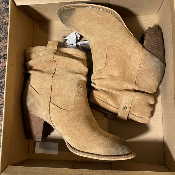 Melrose and Market “Theda” Tan Suede Slouch Ankle Boot size 7
NWB - Picture 1 of 8